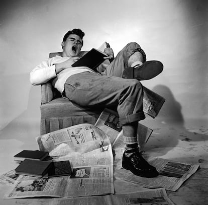 Un joven estudiante intenta, sin éxito, concentrarse en 1955.
