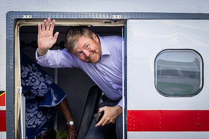 El rey Guillermo de Orange llega al aeropuerto de la caribeña isla de Saba, el pasado 9 de febrero.