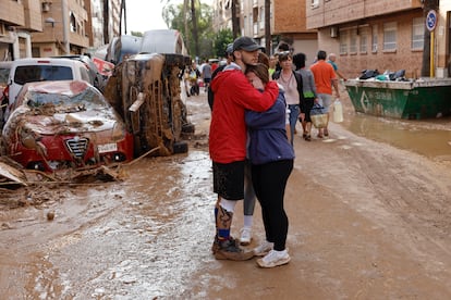 Dos personas se abrazan en la localidad de Paiporta, Valencia, este jueves. 