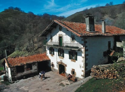 Casa Urruska, en Beartzun, vivienda pionera del turismo rural en España