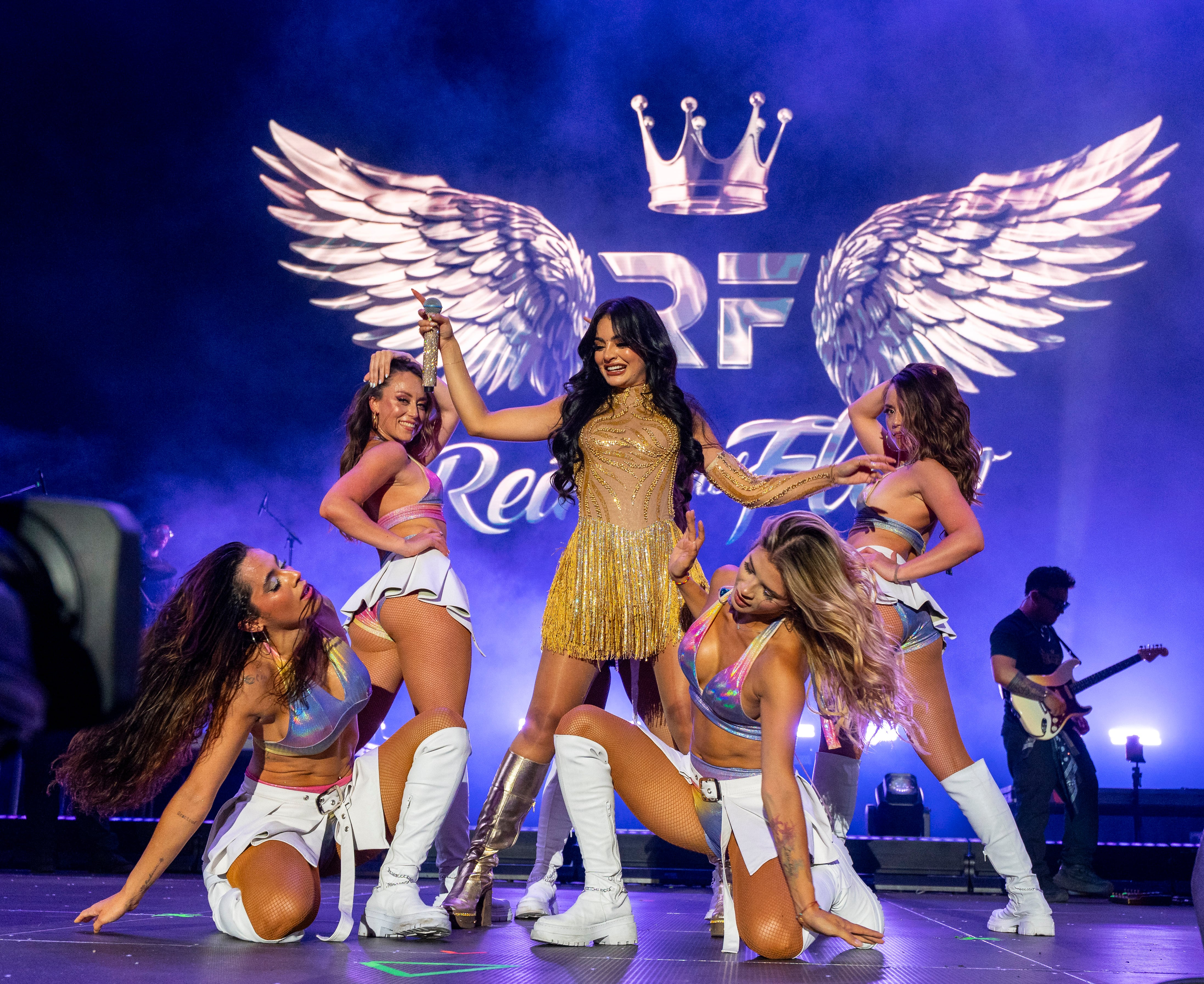 La actriz María José Vargas (centro) en su papel de Yeimy Montoya, 'La reina del flow', rodeada de bailarinas durante el concierto en el Movistar Arena de Madrid, el pasado 2 de julio.