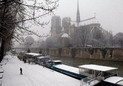 La catedral de Notre Dame, totalmente nevada.