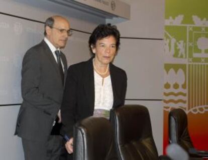 El consejero de Sanidad, Rafael Bengoa, y la responsable de Educación, Isabel Celaá, ayer en Bilbao
