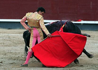 Matías Tejela da un pase de derechas con el capote en su primer toro.