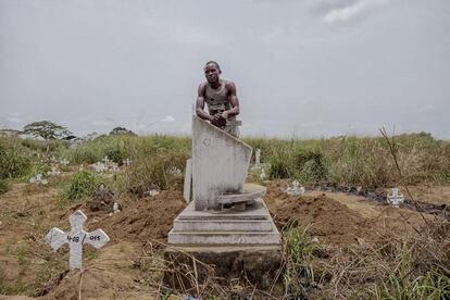 Retrato de un sepulturero del cementerio de Kintambo, en la municipalidad de Ngaliema, Kinshasa. 2015.
