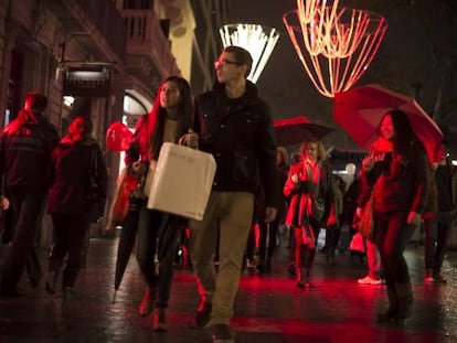 Els passejants gaudeixen de la 'shopping night' al passeig de Gràcia.