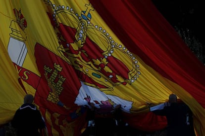 Izado solemne de la bandera de España en la plaza de Colón de Madrid, dentro de los actos de conmemoración de la Constitución.