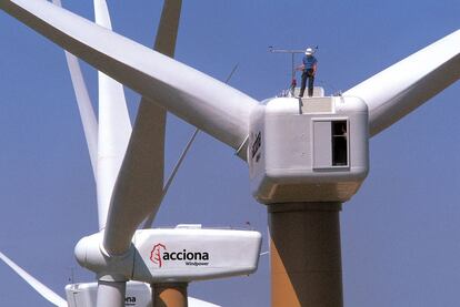 Trabajos de montaje de un parque eólico con aerogeneradores de Acciona Windpower en noviembre de 2011.