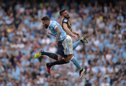Otamendi y Giroud chocan en el aire en el Manchester City-Arsenal de la pasada jornada
