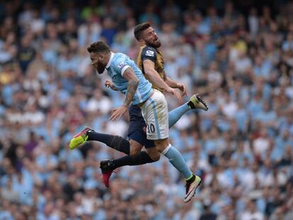 Otamendi y Giroud chocan en el aire en el Manchester City-Arsenal de la pasada jornada