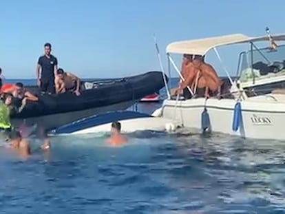Uno de los momentos del rescate de los ocupantes de una embarcación que chocó con otra de la Guardia Civil cuando pretendía llegar a costas melillenses el 31 de julio.