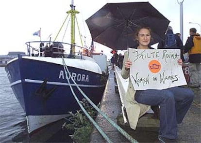 Una simpatizante recibe al barco abortista holandés en Dublín, en una foto de archivo.