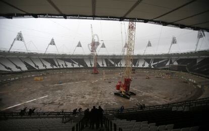 Las máquinas continúan con la transformación del Estadio Olímpico de Londres