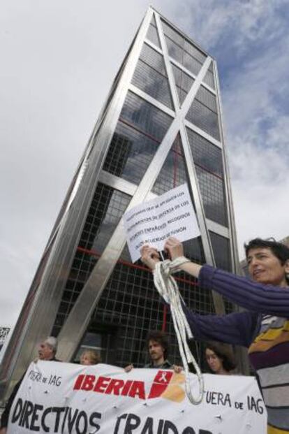 Participantes en la concentración convocada por la plataforma "Iberia se moviliza los lunes al sol" en el paseo de la Castellana de Madrid.