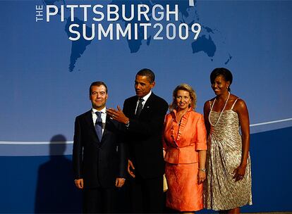 El presidente ruso, Dimitri Médvedev, y su esposa Slatvena Medvedeva posa junto a Barack Obama y la primera dama, Michelle Obama.