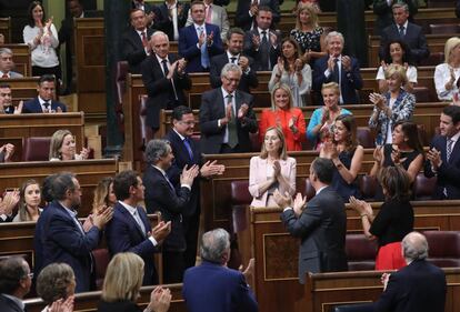 Los diputados aplauden a la ministra de Fomento en funciones, la diputada del PP Ana Pastor (c), tras ser elegida hoy nueva presidenta del Congreso de los Diputados de la XII legislatura.