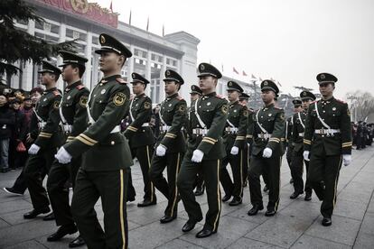 Varios soldados marchan por la plaza de Tiananmen, en Pekín, días antes de la apertura de la sesión anual de la Asamblea Nacional Popular (ANP).