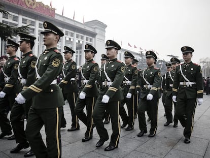 Varios soldados marchan por la plaza de Tiananmen, en Pek&iacute;n, d&iacute;as antes de la apertura de la sesi&oacute;n anual de la Asamblea Nacional Popular (ANP).