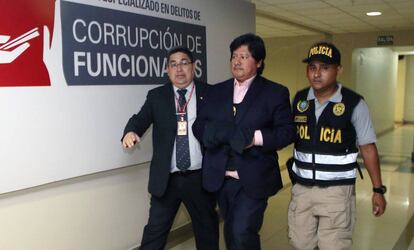 Edwin Oviedo, escoltado por oficiales en Lima. 