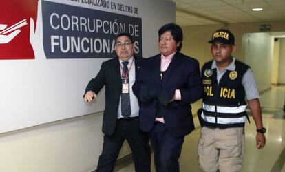 Edwin Oviedo, escoltado por oficiales en Lima.