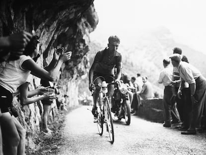 Bahamontes en una subida del Tour de 1954.