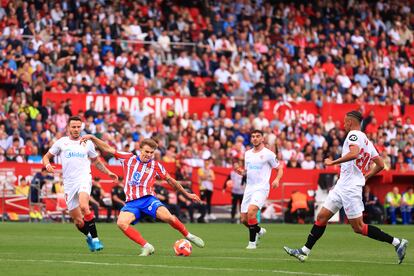 Pablo Barrios (segundo por la izquierda) marca el segundo gol del Atlético ante el Sevilla.