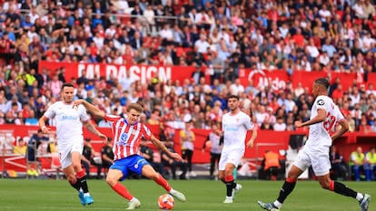 Pablo Barrios (segundo por la izquierda) marca el segundo gol del Atlético ante el Sevilla.