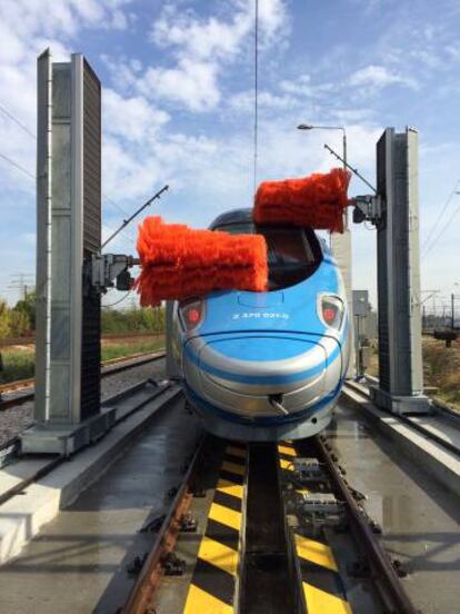 Sistema de lavado para trenes de la empresa Istobal, instalado para los ferrocarriles polacos.