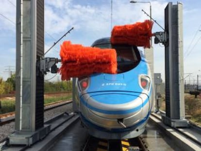 Sistema de lavado para trenes de la empresa Istobal, instalado para los ferrocarriles polacos.