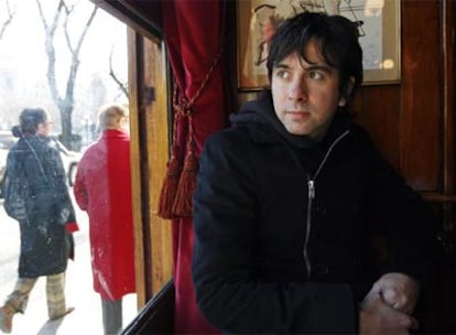 Eduardo Chapero Jackson, director del cortometraje <i>Alumbramiento,</i> retratado en el Café Gijón de Madrid.