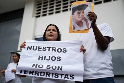 La hermana de un menor detenido arbitrariamente protesta frente a un centro de detención en Caracas, Venezuela, en septiembre de 2024.