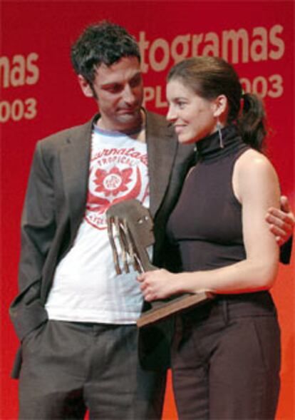 El actor Ernesto Alterio entrega el premio Fotogramas de Plata 2003 a Laia Marull como mejor actriz de cine por su papel en <i>Te doy mis ojos</i>.