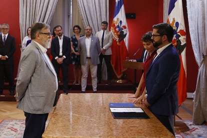 El presidente de Chile, Gabriel Boric (d), habla ante Jaime de Aguirre durante su nombramiento como nuevo ministro de Cultura y las Artes.