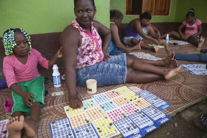 Unas mujeres de Bojayá improvisan una partida de bingo en el portal de su casa.
