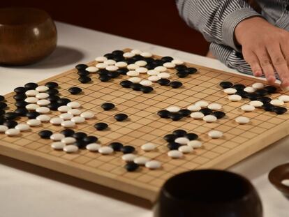 Uma das partidas entre o campeão Fan Hui e o programa ‘AlphaGo’.