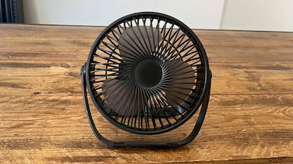 El ventilador de Esvyit es silencioso e incorpora una función de oscilación automática.