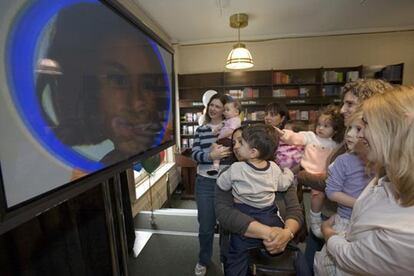 Madres y niños contemplan en Nueva York el lanzamiento de BabyFirtsTV el pasado jueves.