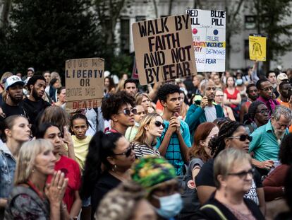 Protesta contra la vacunación obligatoria de docentes o sanitarios, este lunes en Nueva York.