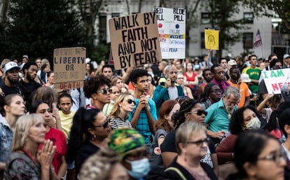 Protesta contra la vacunación obligatoria de docentes o sanitarios, este lunes en Nueva York