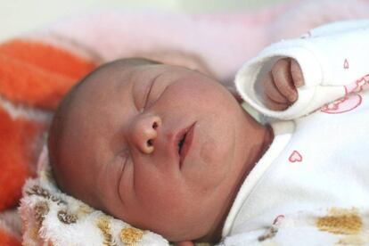 A recém-nascida Vanda Sinka, primeira menina a nascer este ano na Hungria.