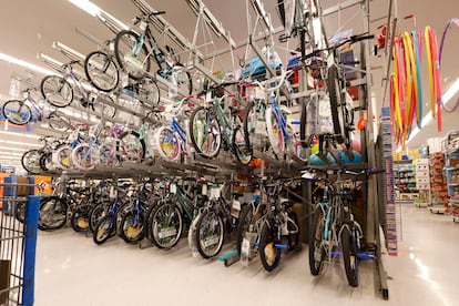Bicicletas en el interior de un hipermercado de Walmart en Pleasanton (California).