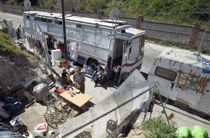 Los vehículos en los que viven las dos familias que serán desalojadas del camino de Fuencarral a Hortaleza.