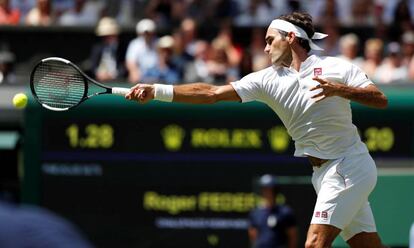 Federer golpea la pelota durante su partido contra Lajovic.