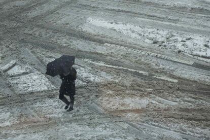 Un viajero cruza la calle Chrystie durante la fuerte nevada en Manhattan, Nueva York, 13 de febrero de 2013.