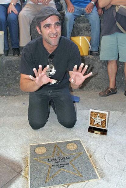 El actor Luís Tosar imprime su huella en el <i>torreiro das estrelas</i> de Cans.