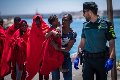 Llegada de inmigrantes al Puerto de Motril tras ser rescatados en las costas de Granada, el 16 de junio de 2018.