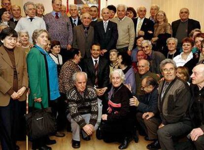 José Luis Rodríguez Zapatero posa con <i>niños de la guerra</i> en el Centro Español de Moscú en 2004.