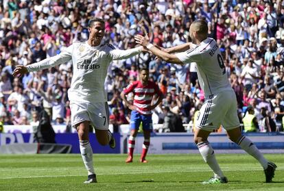 Cristiano y Benzema celbran uno de los goles al Granada