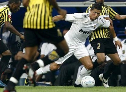 Cristiano Ronaldo trata de desembarazarse de varios rivales.
