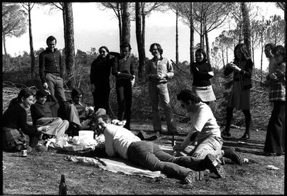 Foto histórica de la tortilla, de 1974, en la que aparecen varios dirigentes del PSOE. Desde la izquierda, en el suelo, Carmen Hermosín, María Martín, Felipe González, Luis Yáñez y Manuel Chaves. Desde la izquierda, de pie, Juan Antonio Barragán, Isabel Pozuelo, Pablo Juliá, José Manuel Amores, Rosa Rodríguez, Carmen Romero, Alfonso Guerra, Carmen Reina y Antonia Iborra, en una imagen tomada en Pinares de Isla Mayor (Sevilla).